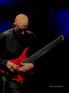 Elliott Sharp con su guitarra roja de ocho cuerdas en JAZZMADRID23