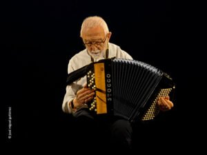 Gianni Coscia toca la fisarmonica en la Sala Podiani durante Umbria Jazz 2026.