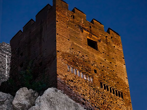 Torre del Castillo de Salobreña con aire imponente y misterioso.