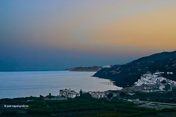 Panorámica del mar al atardecer desde lo alto en el Paseo de las Flores de Salobreña.
